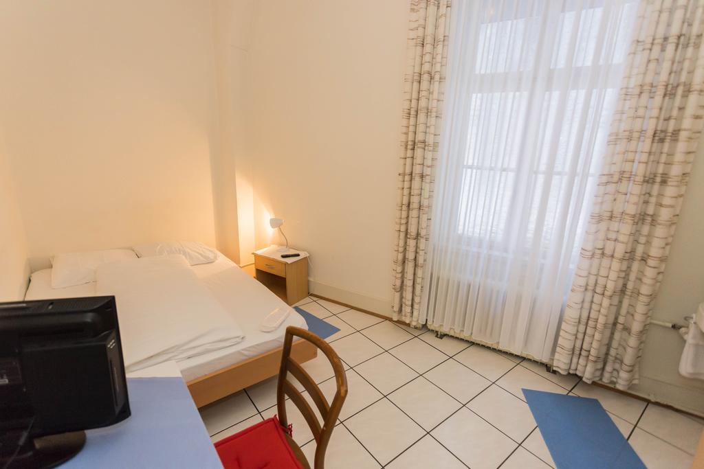 Stadthof Budget Hotel Basel City Center Exterior foto